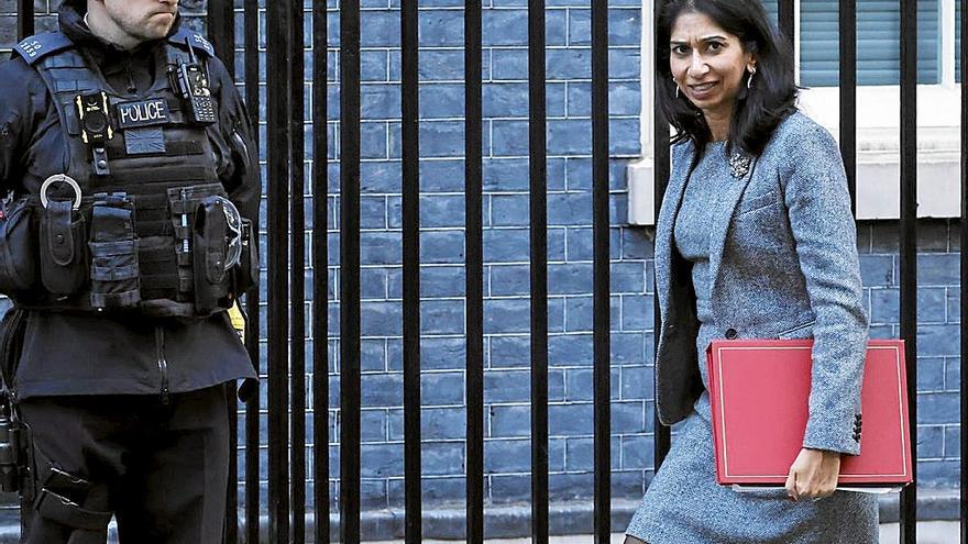 La ministra británica de Interior, Suella Braverman, a la salida de Downing Street. | FOTO: EFE