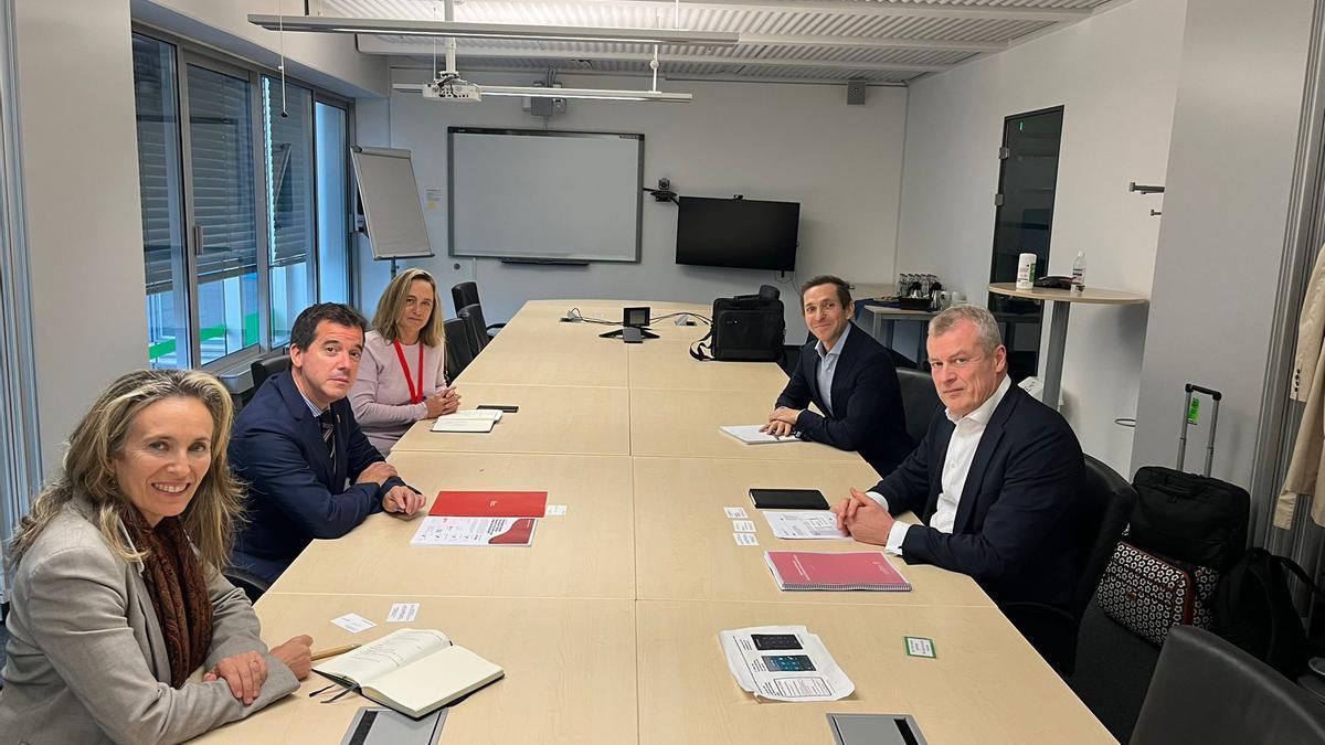 Izaskun Goñi, Mikel Irujo, Amaia Arrizabala, han mantenido la reunión con el CEO de Siemens Gamesa, Jochen Eickholt.