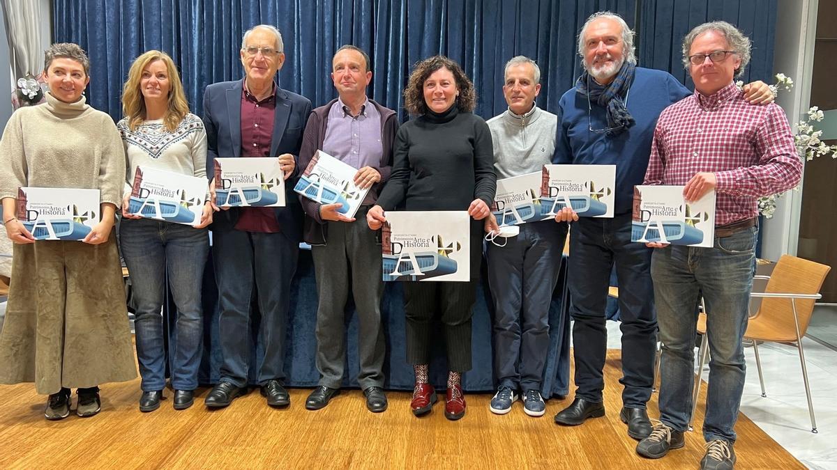 Los autores del libro acudieron ayer al Ayuntamiento de Amorebieta a dar a conocer el trabajo realizado.