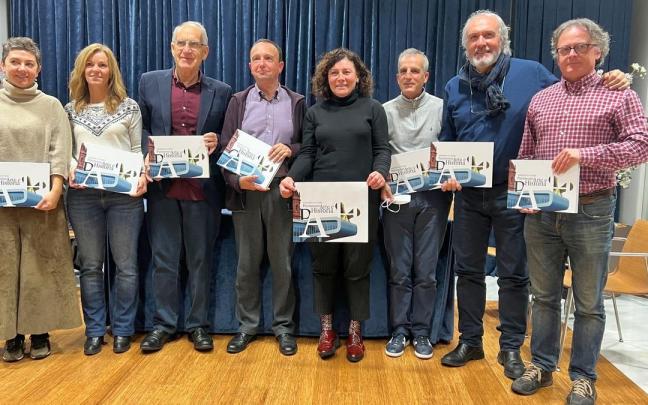 Los autores del libro acudieron ayer al Ayuntamiento de Amorebieta a dar a conocer el trabajo realizado. Los autores del libro acudieron ayer al Ayuntamiento de Amorebieta a dar a conocer el trabajo realizado.