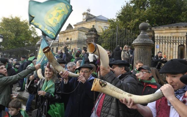 Varios vecinos de Usansolo celebran la aprobación de su segregación de Galdakao a la salida de las Juntas en Gernika el pasado 23 de noviembre. |OSKAR GONZALEZ. DEIA. Varios vecinos de Usansolo celebran la aprobación de su segregación de Galdakao a la salida de las Juntas en Gernika el pasado 23 de noviembre. |OSKAR GONZALEZ. DEIA.