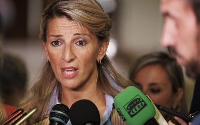 La vicepresidenta segunda del Ejecutivo español, Yolanda Díaz, atendiendo ayer a los medios. La vicepresidenta segunda del Ejecutivo español, Yolanda Díaz, atendiendo ayer a los medios.