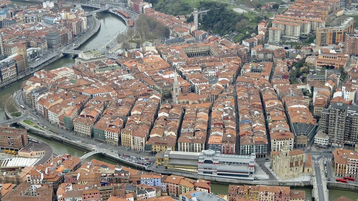 Imagen aérea del Casco Viejo de Bilbao en el que se puede observar su fisonomía histórica.