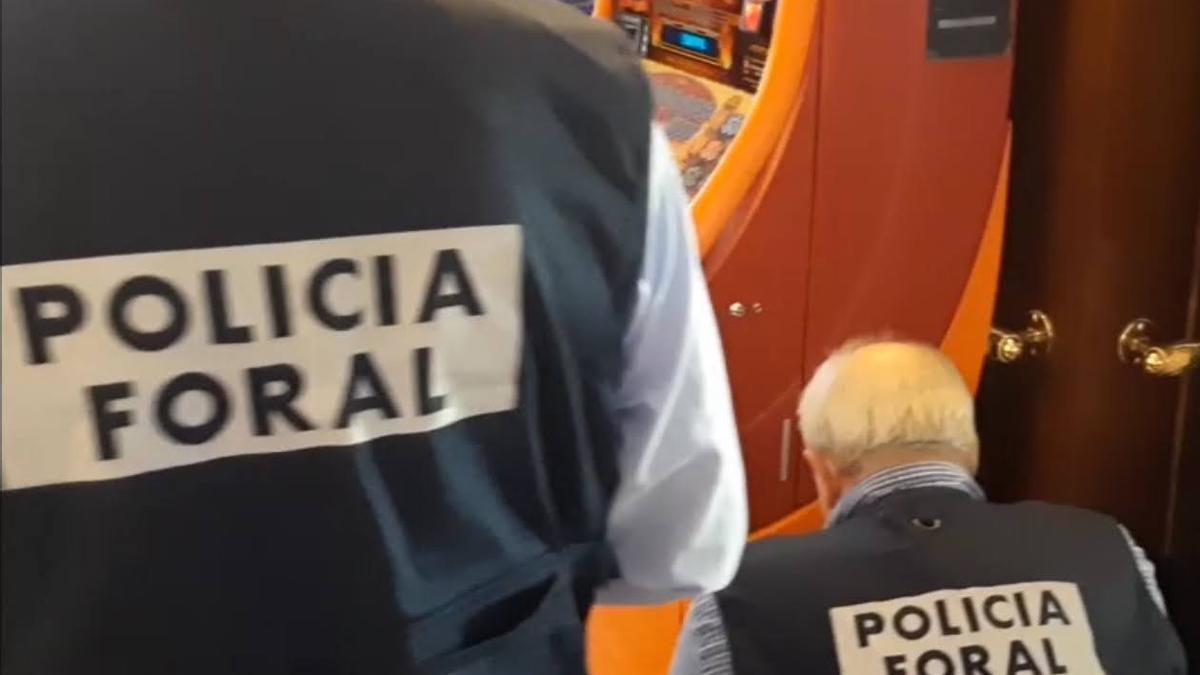 Agentes de la Policía Foral realizando una inspección.