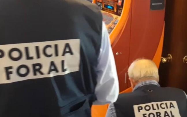 Agentes de la Policía Foral realizando una inspección. Agentes de la Policía Foral realizando una inspección.