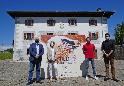 José Mari Aierdi, Mari Cruz Clemente, Gorka Azpiroz y Suberri Matelo delante de Casa Antonea, sede de la Fundación Astiz-Irujo.