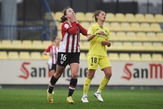 Ane Azkona se lamenta junto a Paola Soldevila.