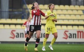 Ane Azkona se lamenta junto a Paola Soldevila.