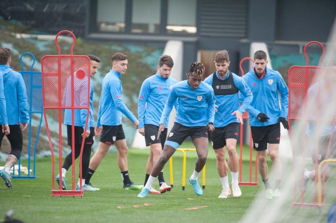 Varios jugadores del Athletic, durante un entrenamiento de la presente semana en Lezama.