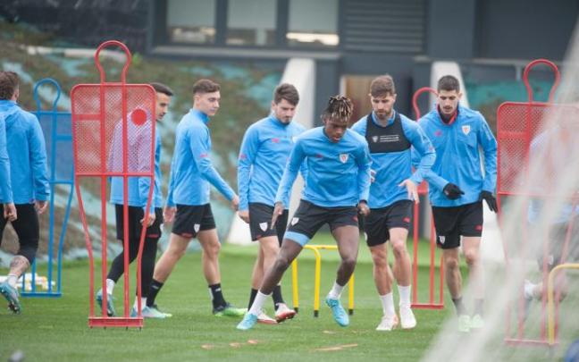 Varios jugadores del Athletic, durante un entrenamiento de la presente semana en Lezama. Varios jugadores del Athletic, durante un entrenamiento de la presente semana en Lezama.