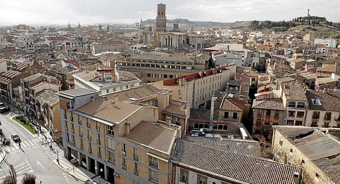 Panorámica general del Casco Antiguo de Tudela con la catedral en el centro y el Corazón de Jesús al fondo.