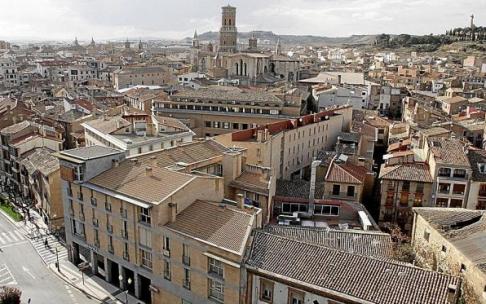 Panorámica general del Casco Antiguo de Tudela con la catedral en el centro y el Corazón de Jesús al fondo.