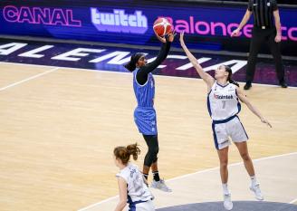 Belén Arrojo trata de taponar un lanzamiento de Kahleak Copper en la semifinal de ayer en Valencia.