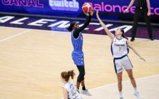 Belén Arrojo trata de taponar un lanzamiento de Kahleak Copper en la semifinal de ayer en Valencia.