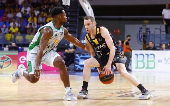 Marcelinho Huertas penetra a canasta en un duelo frente al Joventut.