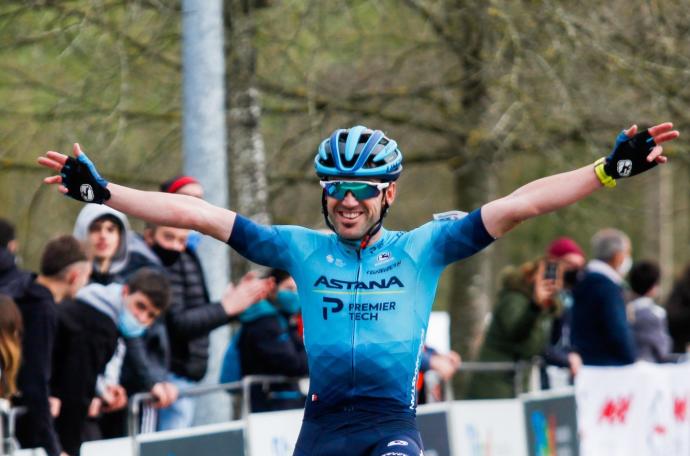 Ion Izagirre festeja la victoria en el Campeonato de Euskadi de ciclocross.