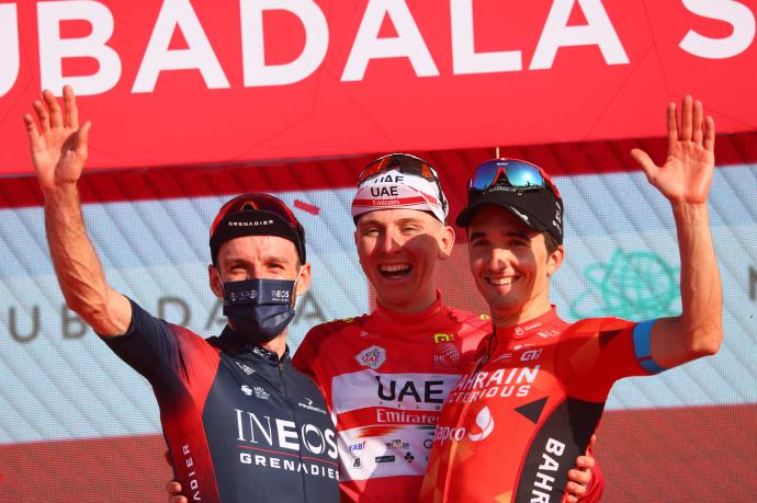 Podio final del UAE Tour con Yates, segundo, Pogacar, campeón, y Pello Bilbao, tercero.