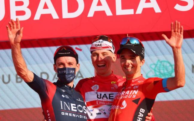 Podio final del UAE Tour con Yates, segundo, Pogacar, campeón, y Pello Bilbao, tercero.