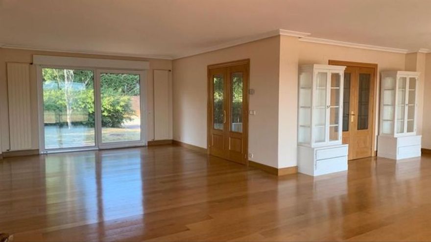 Chalet en alquiler con piscina y jardín en Mendillorri, Pamplona