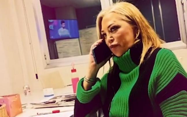 Belén Esteban, gastándole la broma por teléfono a Chelo García Cortés. Belén Esteban, gastándole la broma por teléfono a Chelo García Cortés.