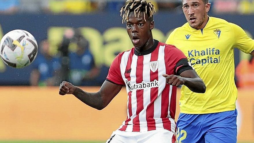 Nico Williams aguarda para controlar el balón ante Espino. | FOTO: EFE