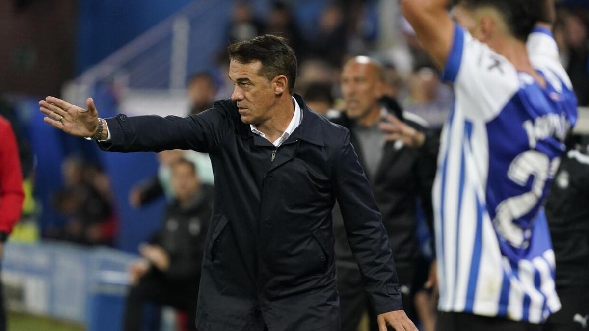 Luis García da instrucciones durante el partido ante el Albacete