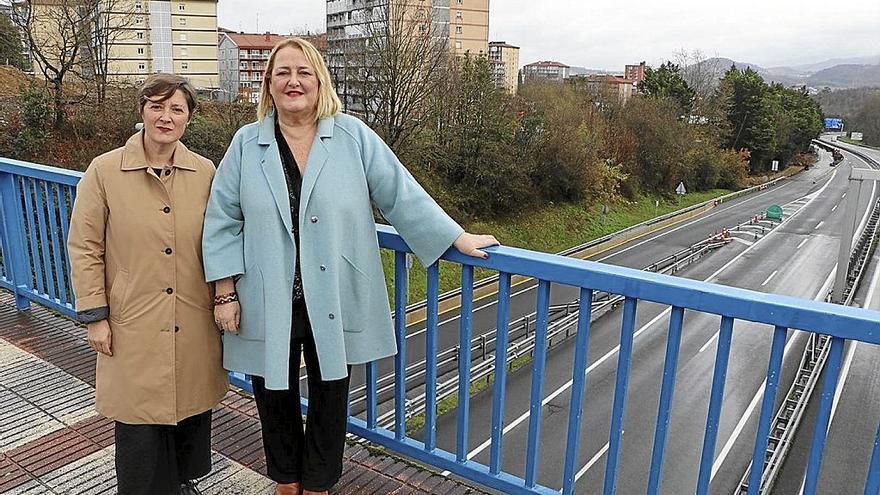 La alcaldesa Aizpea Otaegi y la diputada Aintzane Oiarbide, ayer en Errenteria. | FOTO: N.G.