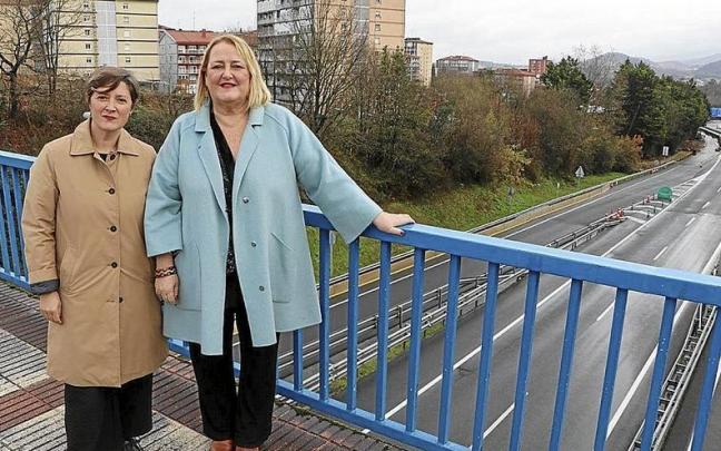 La alcaldesa Aizpea Otaegi y la diputada Aintzane Oiarbide, ayer en Errenteria. | FOTO: N.G.