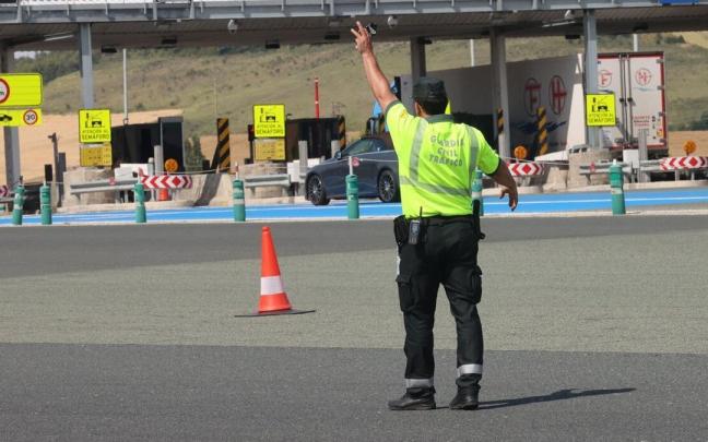 Un agente de la Guardia Civil da el alto en el peaje de Tiebas