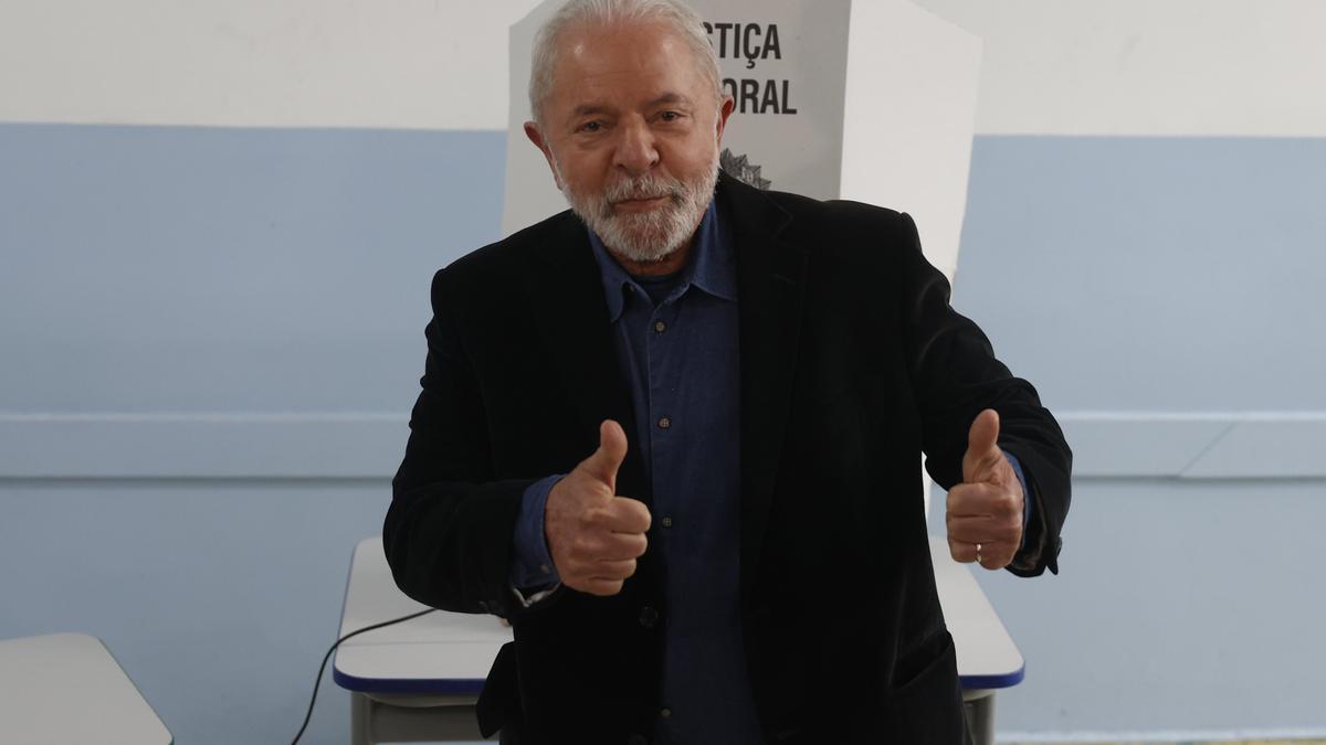 El exmandatario brasileño Luiz Inácio Lula da Silva posa a su llegada a votar hoy, en Sao Paulo (Brasil).