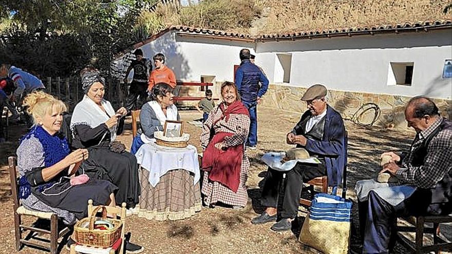 Un grupo de lodosanos desempeña antiguas labores.