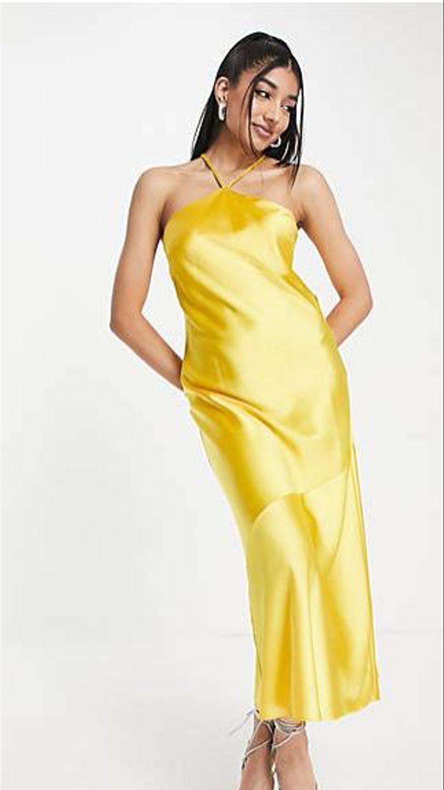 Vestido lencero largo amarillo con cuello halter.