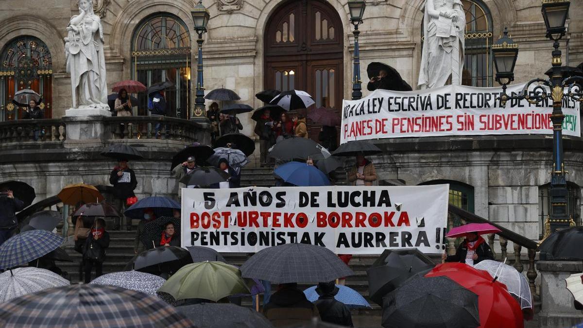 Concentración de los pensionistas ante el Ayuntamiento de Bilbao.