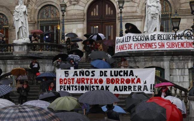 Concentración de los pensionistas ante el Ayuntamiento de Bilbao. Concentración de los pensionistas ante el Ayuntamiento de Bilbao.