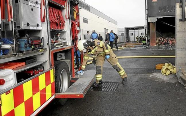Bomberos trabajan en la extinción de un incendio en una nave en el polígono de Subillabide. Foto: Pilar Barco