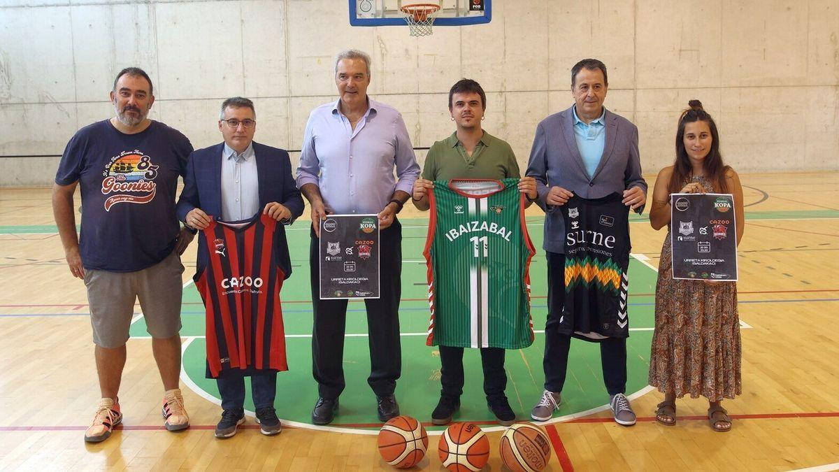 Clubes e instituciones posan en Urreta.