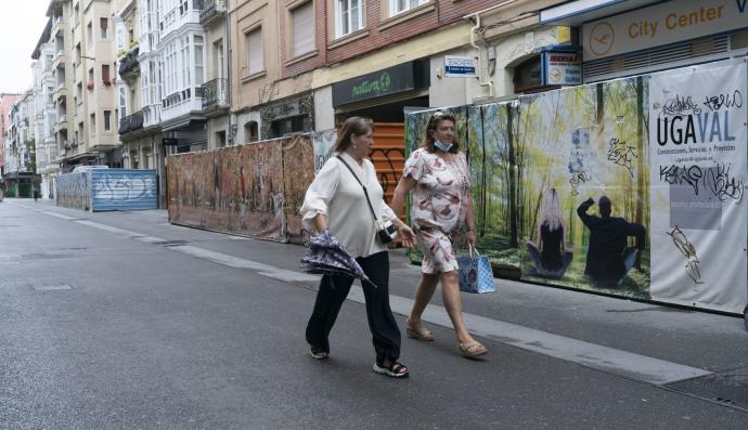 Las vallas son el elemento habitual y las aperturas solo en dos locales de la manzana.