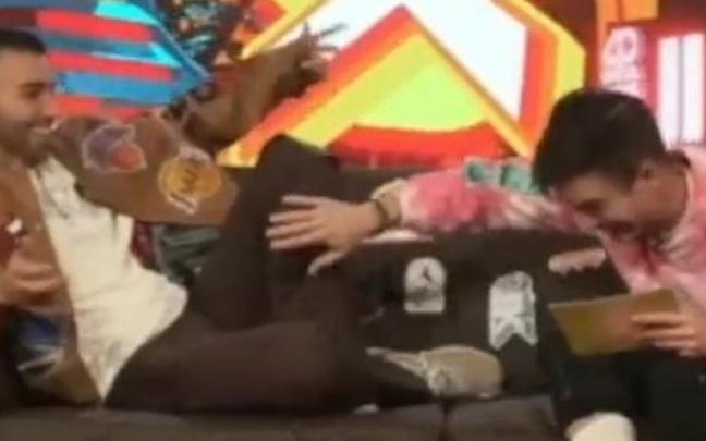 Manuel Turizo y Karin Herrero, riéndose durante la entrevista.