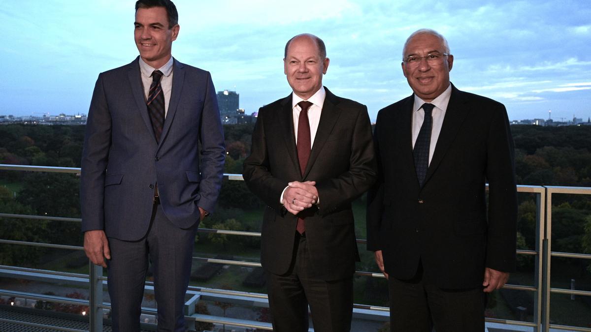 El presidente del Gobierno español, Pedro Sánchez, junto al canciller alemán, Olaf Scholz, y el primer ministro de Portugal, António Costa.