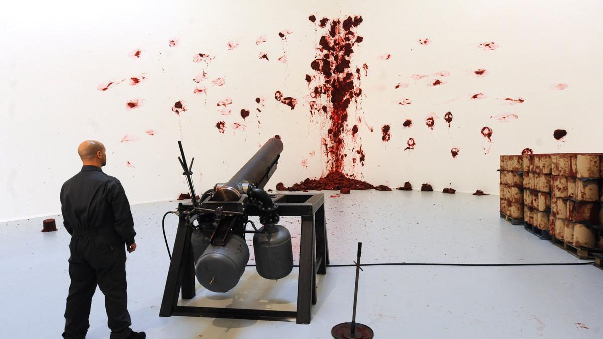 La exposición exhibió obras espectaculares como ‘Disparos en el rincón’, en la que un cañón lanzaba proyectiles.