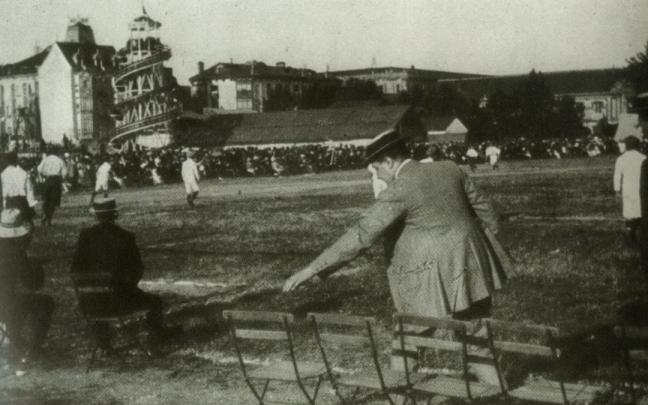 Al fondo, pegada al terreno de juego, se aprecia la atracci&oacute;n del tobog&aacute;n. Barracas y f&uacute;tbol en las fiestas de San Ferm&iacute;n de principios del siglo XX.