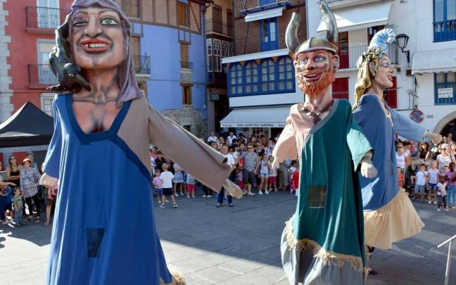 Un desfile de gigantes y cabezudos durante las fiestas de Mutriku. Un desfile de gigantes y cabezudos durante las fiestas de Mutriku.