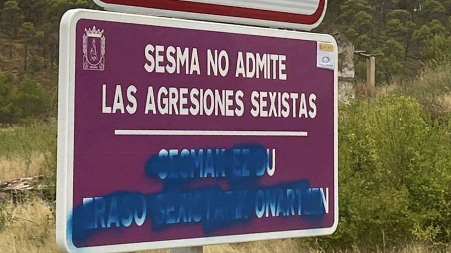 La se&ntilde;al de Sesma, da&ntilde;ada con spray.