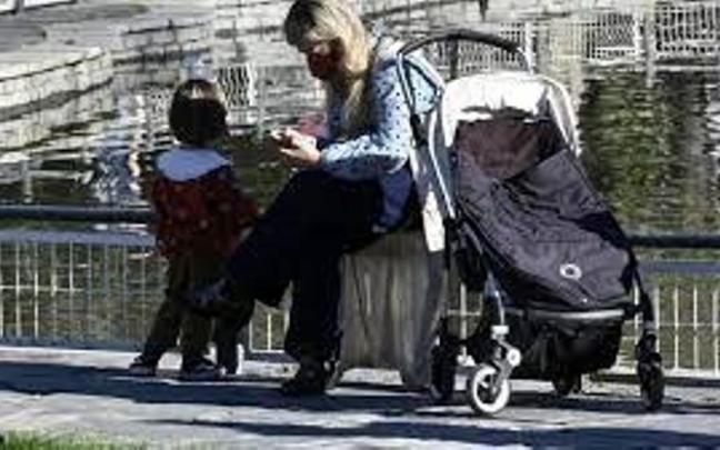 Una madre con su hijo en el parque Una madre con su hijo en el parque