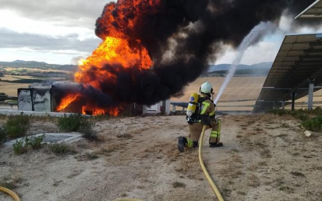 Las llamas devoran el centro de trasformaci&oacute;n