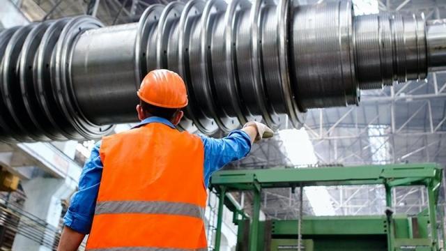 Un operario en una fábrica.