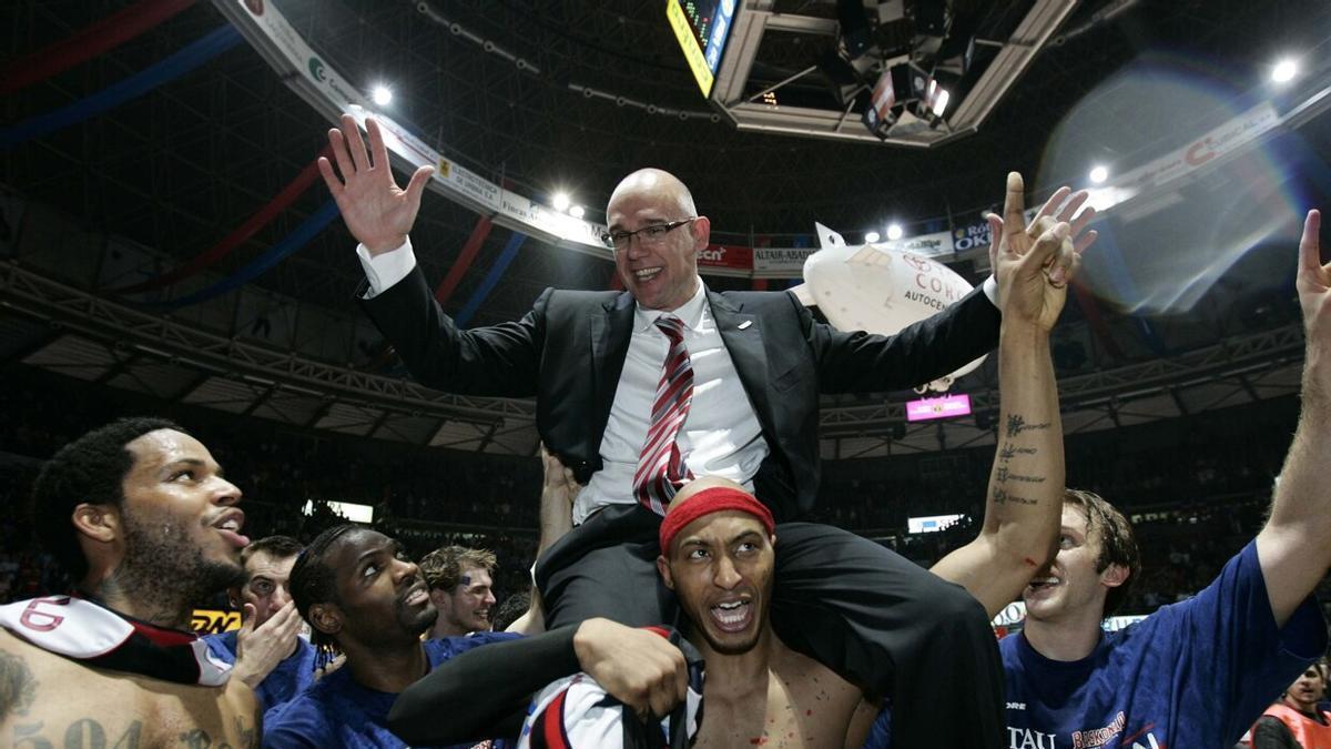 Spahija es llevado a hombros por sus jugadores tras conquistar la ACB en la temporada 2007-08