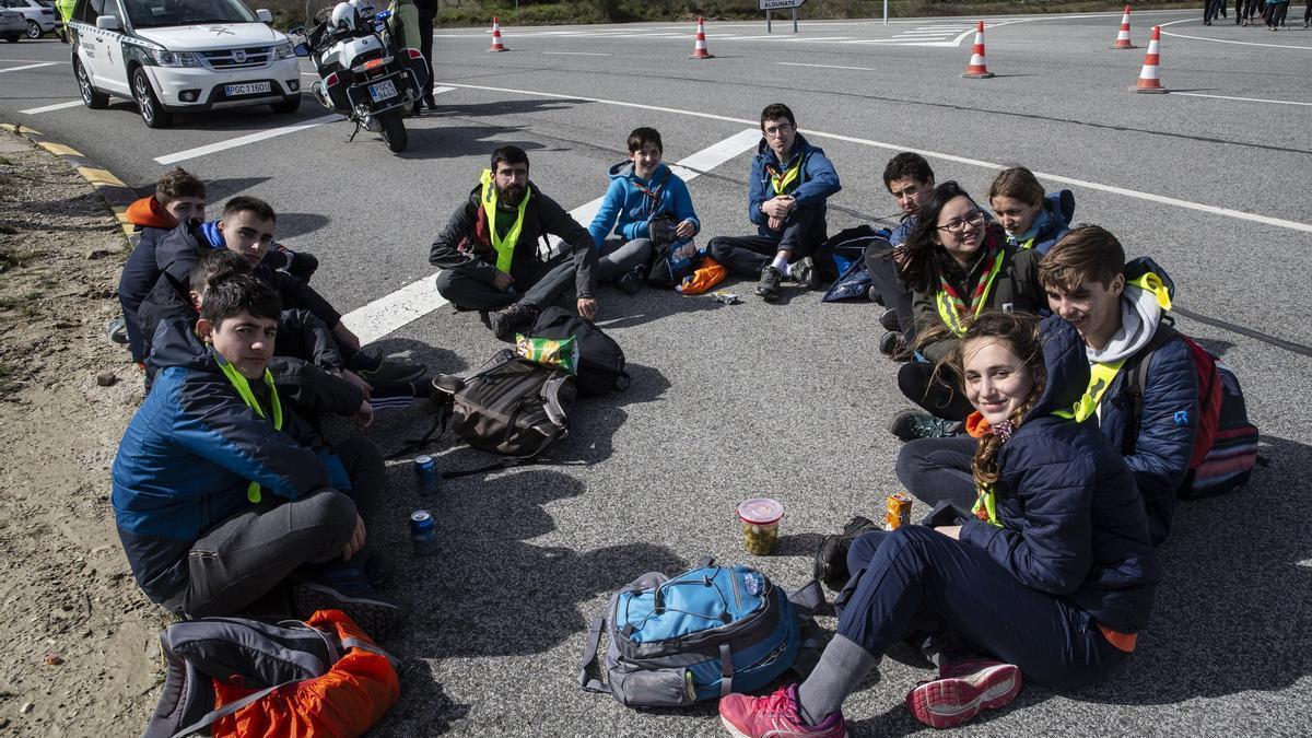 Jóvenes peregrinos almuerzan en La Venta de Judas durante la primera Javierada de 2020.