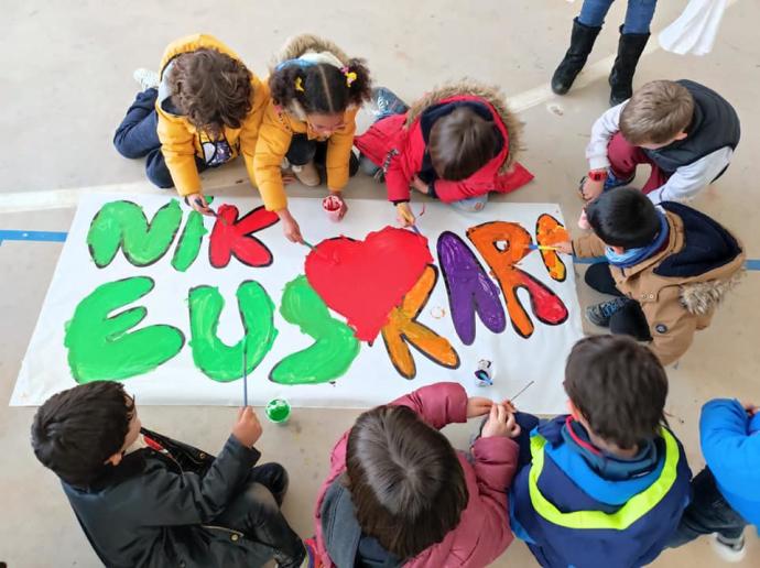 Fiesta de la Korrika en el colegio de Salburua.