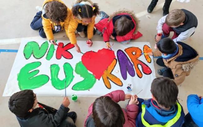 Fiesta de la Korrika en el colegio de Salburua.